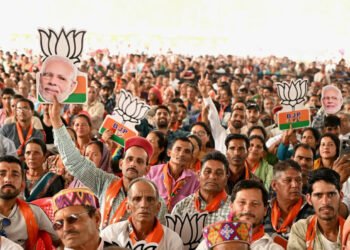 ಪಶ್ಚಿಮ ಬಂಗಾಳದಲ್ಲಿ ಕೇಸರಿ ಸುನಾಮಿ : 15 ವರ್ಷಗಳ TMC ಆಡಳಿತ ಅಂತ್ಯ, ಬಿಜೆಪಿಗೆ ಬೃಹತ್ ಜಯದ ಮುನ್ಸೂಚನೆ!