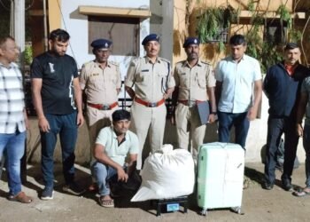 ಬೆಂಗಳೂರಲ್ಲಿ ಅಬಕಾರಿ ಅಧಿಕಾರಿಗಳ ಭರ್ಜರಿ ಕಾರ್ಯಾಚರಣೆ : 30 ಲಕ್ಷ ಮೌಲ್ಯದ ಗಾಂಜಾ ಜಪ್ತಿ, ಇಬ್ಬರ ಬಂಧನ!