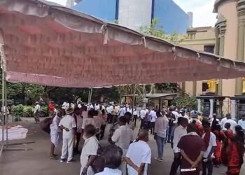ದ್ರಾವಿಡ ಕೋಟೆಯಲ್ಲಿ ವಿಜಯ್ ಸುನಾಮಿ : ಅಣ್ಣಾ ಅರಿವಾಲಯಂನಿಂದ ಕಣ್ಣೀರಿಡುತ್ತಾ ಹೊರಬಂದ DMK ಕಾರ್ಯಕರ್ತರು!
