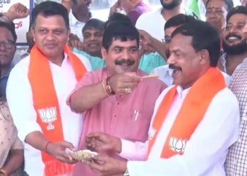 ‘ಚುರುಮುರಿ ತಿಂದ ಮೋದಿ, ಗುಂಡಿಗೆ ಬಿದ್ದ ದೀದಿ’ ; ಘೋಷಣೆ ಕೂಗುತ್ತಾ ಮಂಗಳೂರಲ್ಲಿ ಬಿಜೆಪಿ ಸೆಲೆಬ್ರೇಷನ್‌!