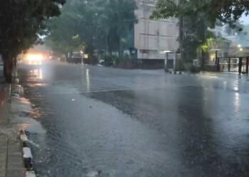ಬೆಂಗಳೂರಲ್ಲಿ ಬೆಳ್ಳಂಬೆಳಗ್ಗೆ ವರುಣನ ಆರ್ಭಟ.. ಹಲವೆಡೆ ವಾಹನ ಸಂಚಾರ ಅಸ್ತವ್ಯಸ್ಥ!