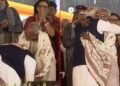 97 ವರ್ಷದ ವೃದ್ಧನ ಪಾದಮುಟ್ಟಿ ನಮಸ್ಕರಿಸಿದ ಪ್ರಧಾನಿ ಮೋದಿ : ಯಾರಿವರು ಮಖನ್ ಲಾಲ್ ಸರ್ಕಾರ್?