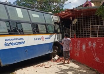 ಅಪಘಾತ ತಪ್ಪಿಸಲು ಹೋಗಿ ದೇವಸ್ಥಾನಕ್ಕೆ ನುಗ್ಗಿದ BMTC ಬಸ್!