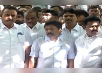 ತಮಿಳುನಾಡು ರಾಜಕೀಯದಲ್ಲಿ ಬಿರುಗಾಳಿ : ‘ಟಿವಿಕೆ’ ಸರ್ಕಾರಕ್ಕೆ AIADMK ಬಂಡಾಯ ಬಣದ ಬೆಂಬಲ