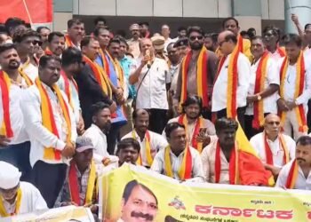 ರೈಲ್ವೆ ಪರೀಕ್ಷೆಯಲ್ಲಿ ಕನ್ನಡಿಗರಿಗೆ ಅನ್ಯಾಯ – ಕರವೇ ಪ್ರವೀಣ್ ಶೆಟ್ಟಿ ನೇತೃತ್ವದಲ್ಲಿ ಬೃಹತ್‌ ಪ್ರೊಟೆಸ್ಟ್‌.. ನೈರುತ್ಯ ರೈಲ್ವೆ ಕಚೇರಿಗೆ ಮುತ್ತಿಗೆ!