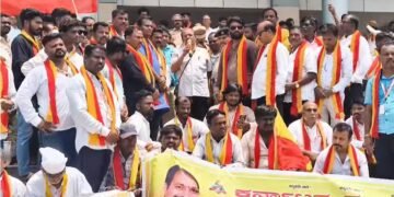 ರೈಲ್ವೆ ಪರೀಕ್ಷೆಯಲ್ಲಿ ಕನ್ನಡಿಗರಿಗೆ ಅನ್ಯಾಯ – ಕರವೇ ಪ್ರವೀಣ್ ಶೆಟ್ಟಿ ನೇತೃತ್ವದಲ್ಲಿ ಬೃಹತ್‌ ಪ್ರೊಟೆಸ್ಟ್‌.. ನೈರುತ್ಯ ರೈಲ್ವೆ ಕಚೇರಿಗೆ ಮುತ್ತಿಗೆ!