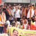ರೈಲ್ವೆ ಪರೀಕ್ಷೆಯಲ್ಲಿ ಕನ್ನಡಿಗರಿಗೆ ಅನ್ಯಾಯ – ಕರವೇ ಪ್ರವೀಣ್ ಶೆಟ್ಟಿ ನೇತೃತ್ವದಲ್ಲಿ ಬೃಹತ್‌ ಪ್ರೊಟೆಸ್ಟ್‌.. ನೈರುತ್ಯ ರೈಲ್ವೆ ಕಚೇರಿಗೆ ಮುತ್ತಿಗೆ!