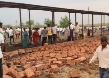ಬಿರುಗಾಳಿ ಮಳೆಗೆ ಭೀಕರ ದುರಂತ – ದೇವಸ್ಥಾನದ ಗೋಡೆ ಕುಸಿದು 6 ಜನ ಸ್ಥಳದಲ್ಲೇ ಸಾವು!