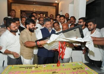 64ನೇ ವಸಂತಕ್ಕೆ ಕಾಲಿಟ್ಟ ಡಿಸಿಎಂ ಡಿ.ಕೆ ಶಿವಕುಮಾರ್‌ ; ಫ್ಯಾನ್ಸ್‌ ಜೊತೆ ಕೇಕ್ ಕಟ್ ಮಾಡಿ ಬರ್ತ್​ಡೇ ಸೆಲೆಬ್ರೆಷನ್‌!