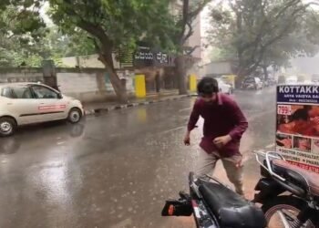 ಸಿಲಿಕಾನ್‌ ಸಿಟಿಯಲ್ಲಿ ವರುಣನ ಅಬ್ಬರ : ವಾಹನ ಸಂಚಾರ ಅಸ್ತವ್ಯಸ್ತ, ಸವಾರರ ಪರದಾಟ!