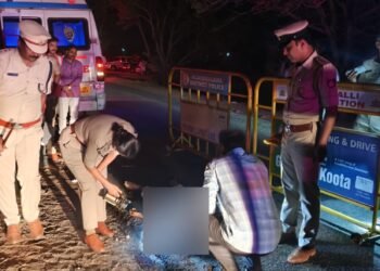 ರಕ್ತದ ಮಡುವಿನಲ್ಲಿ ಮಹಿಳೆಯ ಶವ ಪತ್ತೆ – ಬೆಚ್ಚಿಬಿದ್ದ ಜನ!
