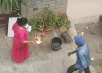 ಪೌರ ಕಾರ್ಮಿಕರಿಗೆ ಚಹಾ, ಬಿಸ್ಕೆಟ್ ಕೊಟ್ಟು ಎಲ್ಲರ ಹೃದಯ ಗೆದ್ದ ಮಹಿಳೆ