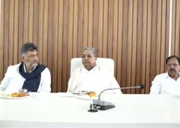 ಕೊನೆಗೂ ಮುಖ್ಯಮಂತ್ರಿ ಸ್ಥಾನಕ್ಕೆ ರಾಜೀನಾಮೆ ಘೋಷಿಸಿದ ಸಿದ್ದರಾಮಯ್ಯ!