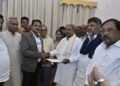 ಸಿಎಂ ಸ್ಥಾನಕ್ಕೆ ಸಿದ್ದರಾಮಯ್ಯ ರಾಜೀನಾಮೆ – ರಾಜ್ಯಪಾಲರ ಕಾರ್ಯದರ್ಶಿಗೆ ಪತ್ರ ಹಸ್ತಾಂತರ!