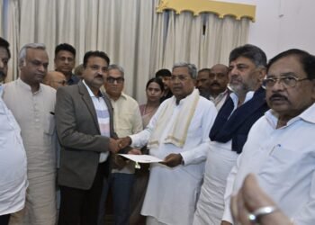 ಸಿಎಂ ಸ್ಥಾನಕ್ಕೆ ಸಿದ್ದರಾಮಯ್ಯ ರಾಜೀನಾಮೆ – ರಾಜ್ಯಪಾಲರ ಕಾರ್ಯದರ್ಶಿಗೆ ಪತ್ರ ಹಸ್ತಾಂತರ!