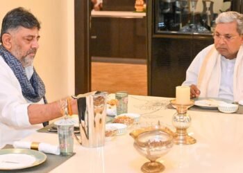 ರಾಜ್ಯದ ಚಿತ್ತ ಸಿಎಂ ‘ಬ್ರೇಕ್ ಫಾಸ್ಟ್ ಮೀಟಿಂಗ್’ ನತ್ತ – ಇಂದೇ ರಾಜೀನಾಮೆ ನಿರ್ಧಾರ ಪ್ರಕಟಿಸ್ತಾರಾ ಸಿದ್ದರಾಮಯ್ಯ?
