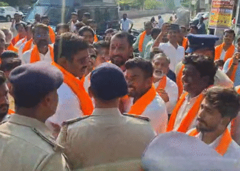 ಶಾಲಾ-ಕಾಲೇಜು ವಿದ್ಯಾರ್ಥಿಗಳಿಗೆ ಕೇಸರಿ ಶಾಲು ವಿತರಿಸಲು ಮುಂದಾದ ಯತ್ನಾಳ್.. ವಶಕ್ಕೆ ಪಡೆದ ಪೊಲೀಸರು!
