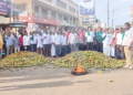ರಸ್ತೆಗೆ ಮಾವು ಚೆಲ್ಲಿ ರೈತರು ಪ್ರೊಟೆಸ್ಟ್..!