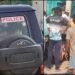 ‘ಭಂಡಾರ ಎರಚಿ’ ಹಣ ದೋಚಿದ ನಕಲಿ ಸಾಧುಗಳು – ಖದೀಮರನ್ನು ಬೆನ್ನಟ್ಟಿ ಹಿಡಿದ ಜನ!