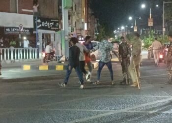 ಸೆಲೆಬ್ರೇಷನ್ ವೇಳೆ ಹಲವೆಡೆ RCB ಫ್ಯಾನ್ಸ್ ಹುಚ್ಚಾಟ – ಪೊಲೀಸರಿಂದ ಲಾಠಿ ಚಾರ್ಜ್‌!