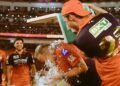 IPL ಗೆಲುವಿನ ಸಂಭ್ರಮ : ಕೋಚ್ ಆಂಡಿ ಫ್ಲವರ್‌ಗೆ ಐಸ್ ವಾಟರ್ ಸ್ನಾನ ಮಾಡಿಸಿದ RCB ಆಟಗಾರರು!