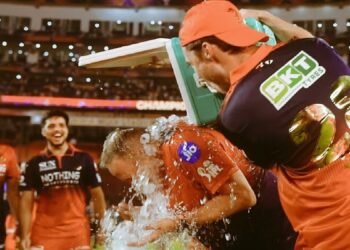 IPL ಗೆಲುವಿನ ಸಂಭ್ರಮ : ಕೋಚ್ ಆಂಡಿ ಫ್ಲವರ್ಗೆ ಐಸ್ ವಾಟರ್ ಸ್ನಾನ ಮಾಡಿಸಿದ RCB ಆಟಗಾರರು!