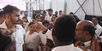 ತುಮಕೂರು ವಿವಿ ಘಟಿಕೋತ್ಸವದಲ್ಲಿ ಎಡವಟ್ಟು : ಚಿನ್ನದ ಪದಕದ ಬದಲು ಚೆಕ್.. ವಿದ್ಯಾರ್ಥಿಗಳ ಆಕ್ರೋಶ!