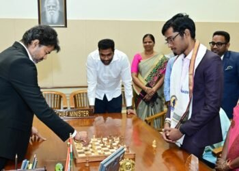 ಸಿಎಂ ವಿಜಯ್ ಜೊತೆ ಪ್ರಜ್ಞಾನಂದ ಚೆಸ್ ಆಟ : ಗೆದ್ದಿದ್ದು ಯಾರು, ‘ಚೆಕ್ಮೇಟ್’ ಇಟ್ಟಿದ್ಯಾರು?