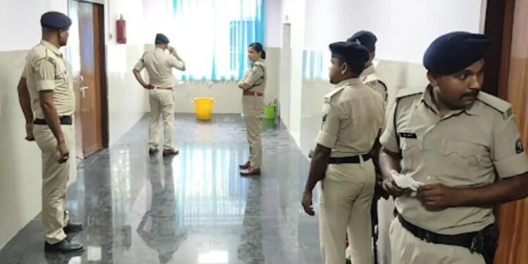 ಬಿಹಾರದಲ್ಲಿ ಅಮಾನವೀಯ ಕೃತ್ಯ : ಸಾಮೂಹಿಕ ಅತ್ಯಾಚಾರಕ್ಕೀಡಾದ ಮಹಿಳೆಯ ದೇಹದಲ್ಲಿ ಜೀವಂತ ಗುಂಡು ಪತ್ತೆ!