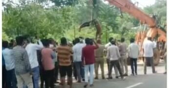 ಪತ್ರೊಡೆ ಎಲೆ ಕೀಳಲು ಮರ ಏರಿದ ನವವಿವಾಹಿತನಿಗೆ ಕರೆಂಟ್‌ ಶಾಕ್ – ಸ್ಥಳದಲ್ಲೇ ಸಾವು!