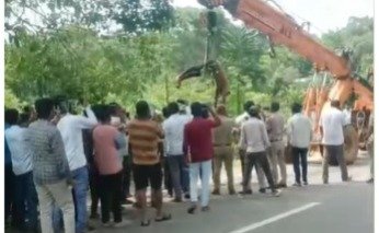 ಪತ್ರೊಡೆ ಎಲೆ ಕೀಳಲು ಮರ ಏರಿದ ನವವಿವಾಹಿತನಿಗೆ ಕರೆಂಟ್‌ ಶಾಕ್ – ಸ್ಥಳದಲ್ಲೇ ಸಾವು!
