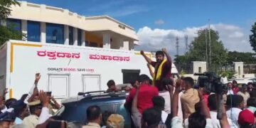 ತೋಳು ತಟ್ಟಿ ಮೀಸೆ ತಿರುವಿದ ಶಾಸಕ ಪ್ರದೀಪ್ ಈಶ್ವರ್ ಮೇಲೆ ಚಪ್ಪಲಿ ಎಸೆತ!