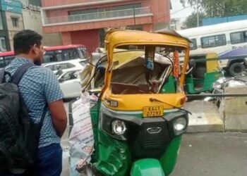 ಬ್ರೇಕ್ ಫೇಲಾಗಿ ಡಿವೈಡರ್‌ಗೆ ಡಿಕ್ಕಿ ಹೊಡೆದ ಲಾರಿ ; ಆಟೋ ಜಖಂ, ಅಂಗಡಿಗೆ ಹಾನಿ!