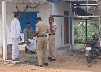 ಕೊಪ್ಪಳದಲ್ಲಿ ಇಸ್ಪೀಟ್ ಅಡ್ಡೆ ಮೇಲೆ ಪೊಲೀಸರ ದಾಳಿ ; ಎದ್ನೋ-ಬಿದ್ನೋ ಅಂತ ಓಡಿದ ಜೂಜುಕೋರರು!