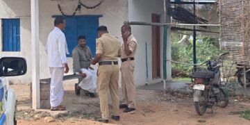 ಕೊಪ್ಪಳದಲ್ಲಿ ಇಸ್ಪೀಟ್ ಅಡ್ಡೆ ಮೇಲೆ ಪೊಲೀಸರ ದಾಳಿ ; ಎದ್ನೋ-ಬಿದ್ನೋ ಅಂತ ಓಡಿದ ಜೂಜುಕೋರರು!