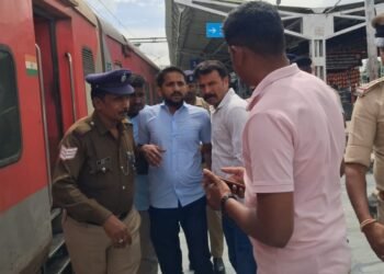 ಡುರೊಂಟೊ ಎಕ್ಸ್ಪ್ರೆಸ್ ರೈಲಿಗೆ ಬಾಂಬ್ ಬೆದರಿಕೆ : ಪ್ರಯಾಣಿಕರನ್ನ ಕೆಳಗಿಳಿಸಿ ತಪಾಸಣೆ.. ಓರ್ವ ವಶಕ್ಕೆ!