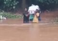 ಮೃತದೇಹ ಹೊತ್ತು ಹೊಳೆ ದಾಟಿದ ಕುಟುಂಬಸ್ಥರು – ಈ ಗ್ರಾಮದ ಮೂಲಭೂತ ಸಮಸ್ಯೆಗೆ ಅಂತ್ಯಕ್ರಿಯೆ ಯಾವಾಗ?