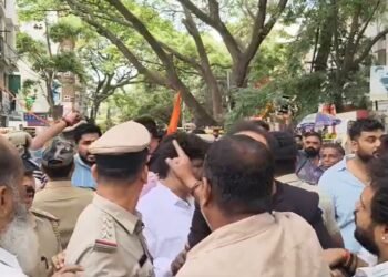 ರಾಜಾಜಿನಗರದಲ್ಲಿ ಕೈ-ಕೈ ಮಿಲಾಯಿಸಿದ ಬಿಜೆಪಿ-ಕಾಂಗ್ರೆಸ್‌ ಕಾರ್ಯಕರ್ತರು ; ಹಲವರು ಪೊಲೀಸ್‌ ವಶಕ್ಕೆ!