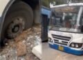 ಪೈಪ್‌ಲೈನ್ ಕಾಮಗಾರಿ ಎಡವಟ್ಟು – ರಸ್ತೆ ಗುಂಡಿಯಲ್ಲಿ ಸಿಲುಕಿದ ಬಿಎಂಟಿಸಿ ಬಸ್!