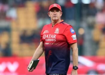 RCB ಬಿಟ್ಟು ಇಂಗ್ಲೆಂಡ್ ತಂಡ ಸೇರ್ತಾರಾ ಆ್ಯಂಡಿ ಫ್ಲವರ್? ದಿನೇಶ್ ಕಾರ್ತಿಕ್ ಬಿಚ್ಚಿಟ್ಟ ಅಚ್ಚರಿಯ ಸತ್ಯ