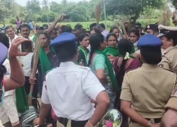 ಬಿಡದಿ ಟೌನ್‌ಶಿಪ್‌ ಜಟಾಪಟಿ : ಸರ್ವೆಗೆ ಬಂದ ಅಧಿಕಾರಿಗಳಿಗೆ ಮಹಿಳೆಯರ ಪೊರಕೆ ಸೇವೆ.. ಕಾರಿನ ಗ್ಲಾಸ್ ಪೀಸ್ ಪೀಸ್! 