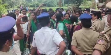ಬಿಡದಿ ಟೌನ್‌ಶಿಪ್‌ ಜಟಾಪಟಿ : ಸರ್ವೆಗೆ ಬಂದ ಅಧಿಕಾರಿಗಳಿಗೆ ಮಹಿಳೆಯರ ಪೊರಕೆ ಸೇವೆ.. ಕಾರಿನ ಗ್ಲಾಸ್ ಪೀಸ್ ಪೀಸ್! 