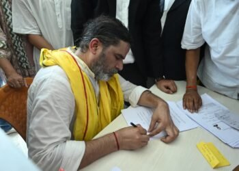 ಚುನಾವಣಾ ಕಣಕ್ಕಿಳಿದಿರುವ ಪ್ರಶಾಂತ್ ಕಿಶೋರ್ ಆಸ್ತಿ ಎಷ್ಟು ಗೊತ್ತಾ? ಪತ್ನಿಯೇ ಹೆಚ್ಚು ಶ್ರೀಮಂತೆ!
