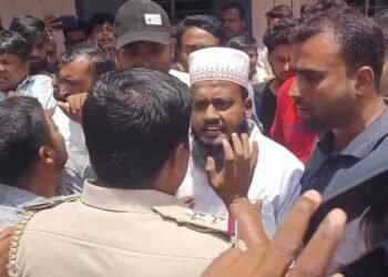 ವಿದ್ಯಾರ್ಥಿನಿಯರ ಮೇಲೆ ಲೈಂಗಿಕ ದೌರ್ಜನ್ಯ ಆರೋಪ : ಉಪನ್ಯಾಸಕನ ವಿರುದ್ಧ ಸಿಡಿದೆದ್ದ ಪೋಷಕರು!