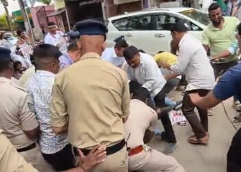 ನೀಟ್ ವಿವಾದ : ಬೆಂಗಳೂರಲ್ಲಿ ಭಾರೀ ಹೈಡ್ರಾಮಾ.. ಬಿಜೆಪಿ ಕಚೇರಿ ಮುತ್ತಿಗೆಗೆ ಕಾಂಗ್ರೆಸ್ ಯತ್ನ!