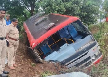 ಟೈರ್ ಬ್ಲಾಸ್ಟ್‌ ಆಗಿ KSRTC ಬಸ್ ಪಲ್ಟಿ : ಮಹಿಳೆ ಸಾವು.. ಹಲವರಿಗೆ ಗಾಯ!