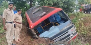 ಟೈರ್ ಬ್ಲಾಸ್ಟ್‌ ಆಗಿ KSRTC ಬಸ್ ಪಲ್ಟಿ : ಮಹಿಳೆ ಸಾವು.. ಹಲವರಿಗೆ ಗಾಯ!