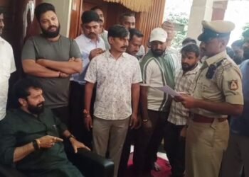 ಸಿ.ಟಿ ರವಿ ಮನೆ ಮುಂದೆ ಹೈಡ್ರಾಮಾ – ಇನ್ಸ್‌ಪೆಕ್ಟರ್ ಅಂಟಿಸಿದ ನೋಟಿಸ್‌ ಕಿತ್ತೆಸೆದ ಕಾರ್ಯಕರ್ತರು