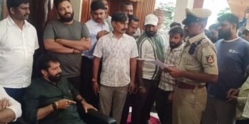 ಸಿ.ಟಿ ರವಿ ಮನೆ ಮುಂದೆ ಹೈಡ್ರಾಮಾ – ಇನ್ಸ್‌ಪೆಕ್ಟರ್ ಅಂಟಿಸಿದ ನೋಟಿಸ್‌ ಕಿತ್ತೆಸೆದ ಕಾರ್ಯಕರ್ತರು