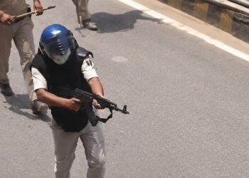 ವಿದ್ಯಾರ್ಥಿಗಳ ಮೇಲೆ AK-47 ಫೈರಿಂಗ್ : ಪೇದೆ ಅಮಾನತು.. ಕೇಂದ್ರದ ವಿರುದ್ಧ ರಾಹುಲ್ ಗಾಂಧಿ ಆಕ್ರೋಶ!